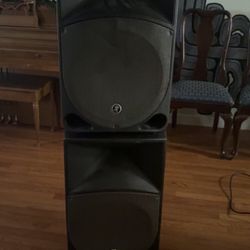 2 Mackie Th-15A Speakers