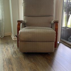 Nice Recliner, Smoke And Pet-free. 
