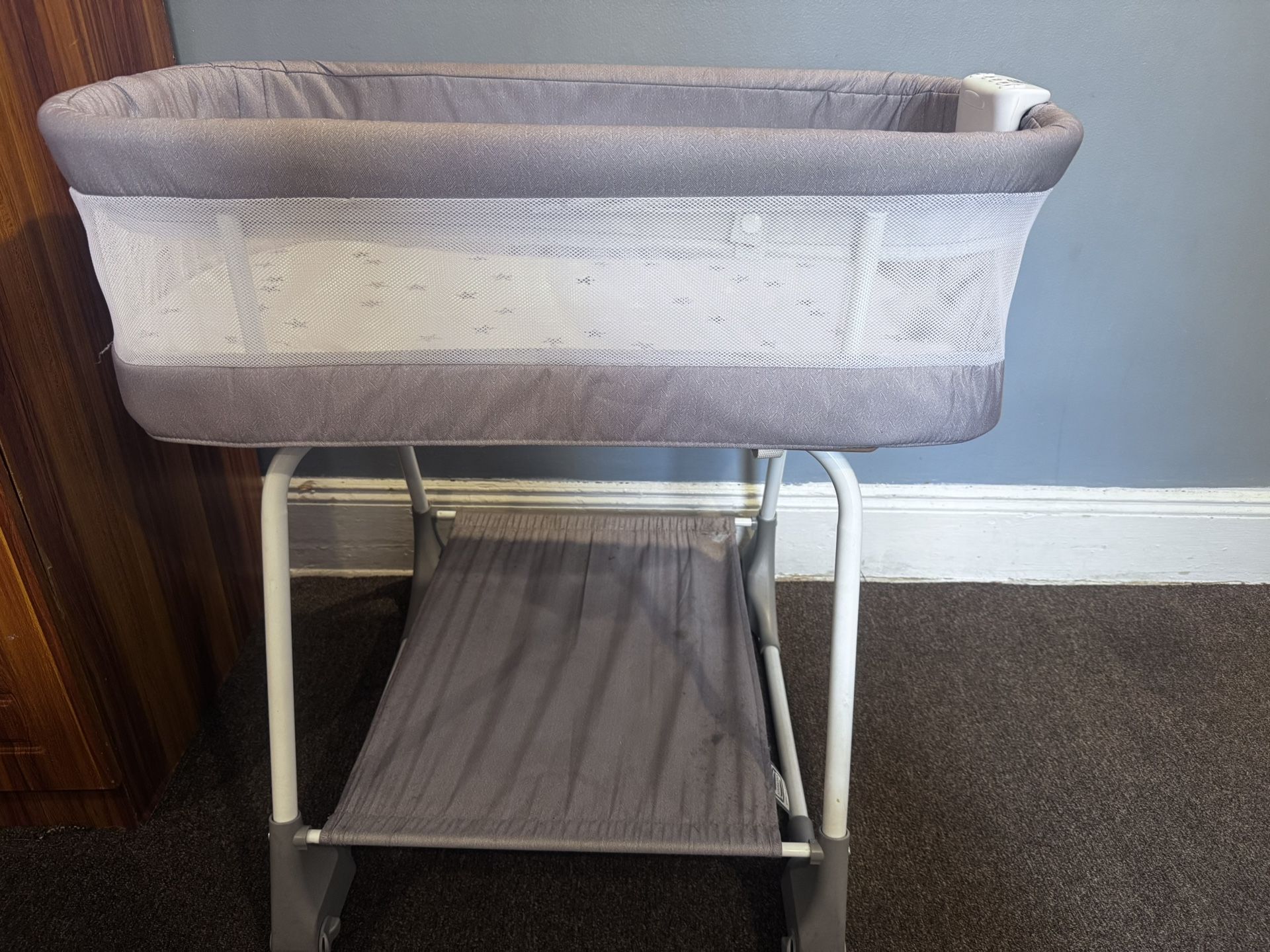 Simmons Kids’ Rocking Bassinet With Airflow Mesh