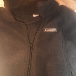 Nice MEDIUM COLUMBIA FLEECE.  CHARCOL COLOR. HAS POCKETS, PICKUP ONLY 