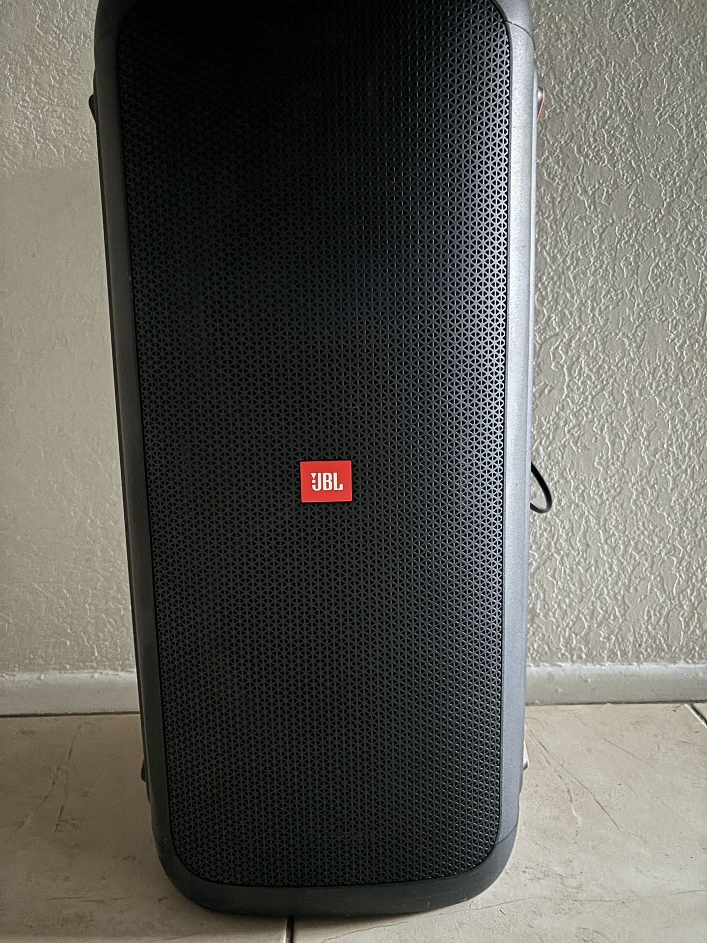 JBL Partybox 200. 