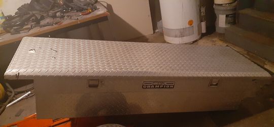 Pick up truck tools box