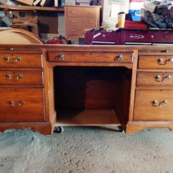 DESK IN GREAT SHAPE