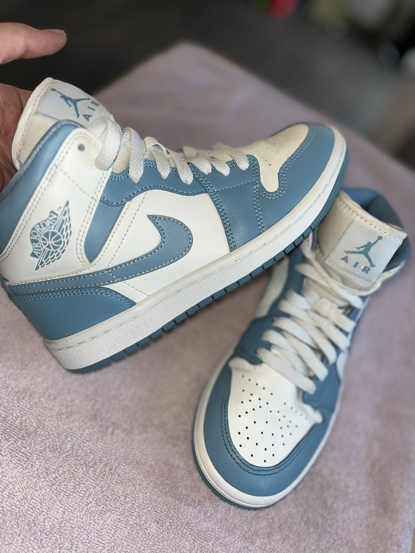 🏀🔥 Air Jordan 1 Mid GS “Legend Blue” – Size 6Y – Like New / Deadstock 🔥🏀