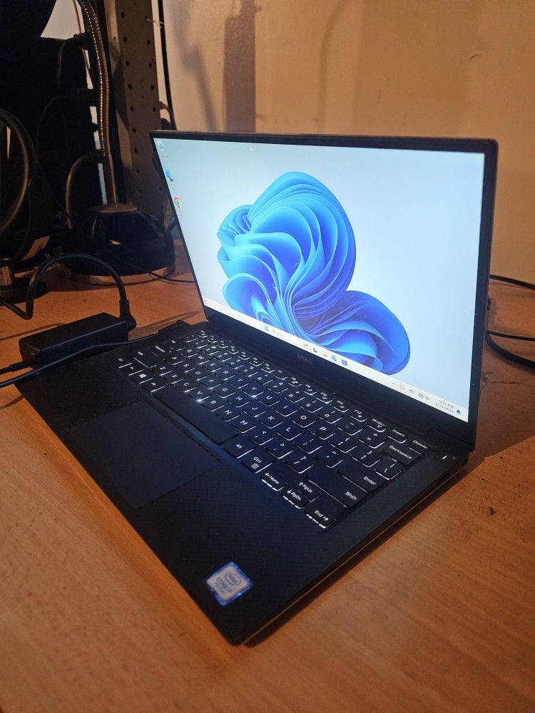 Dell XPS 13 Touchscreen Laptop PC i7-2.70GHz-CPU 8GB Ram 256GB M.2 SSD