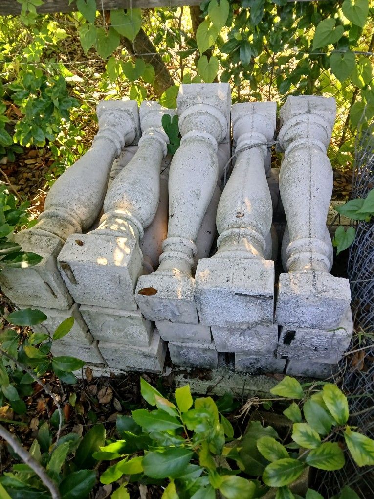 2ft AND 8 INCHES CEMENT BALUSTERS AND RAILS OVER 40. $20 EACH VERY HEAVY AND BEAUTIFUL PILLAR.