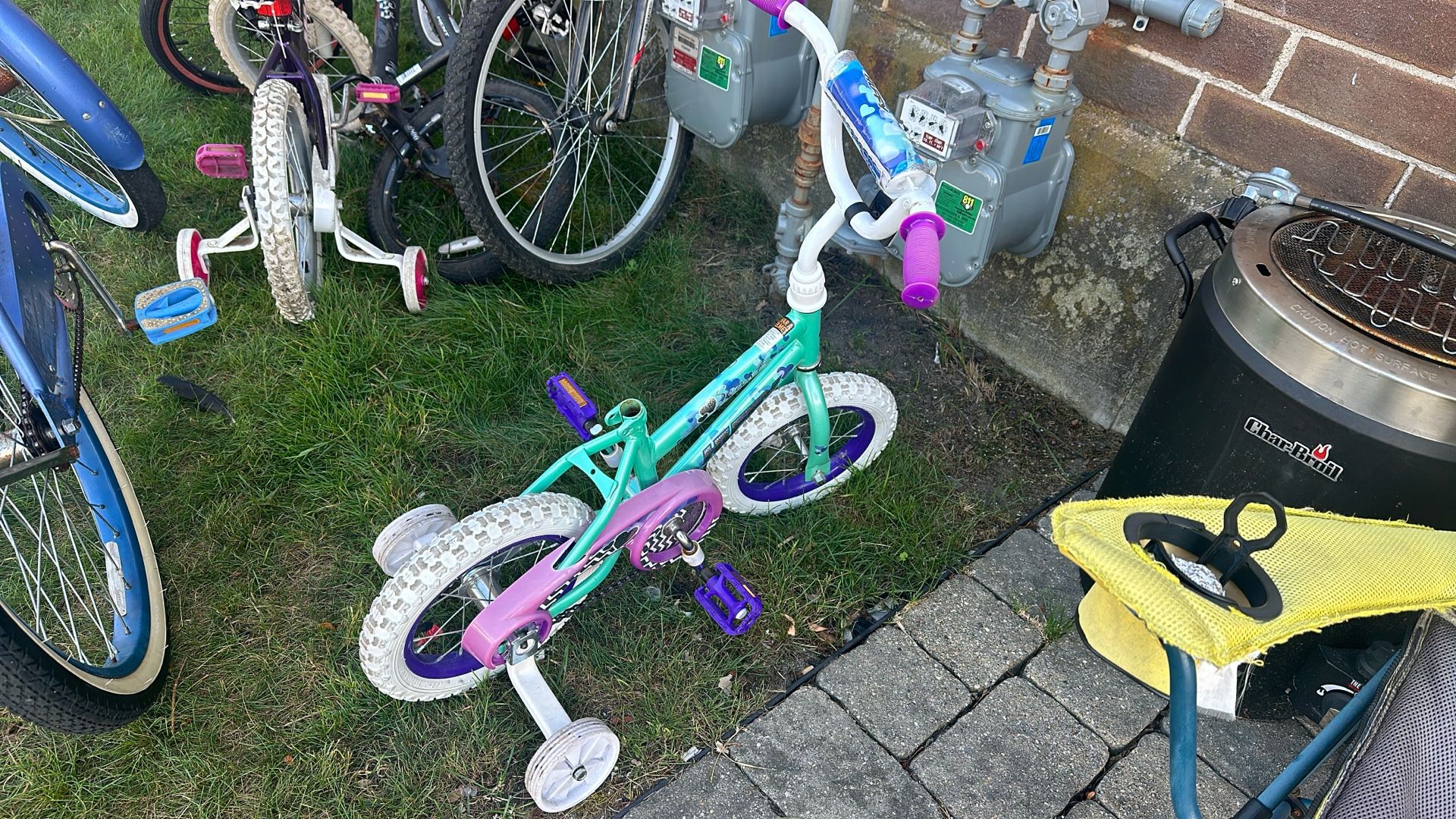 Kids Girls Bike Huffy With Training Wheels Small Bike Lightly Used Just Needs A New Seat 