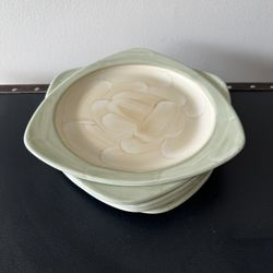 This elegant set of 6 green and cream tear drop ceramic plates is perfect for all occasions. Handmade with a glossy finish, these abstract-shaped plat