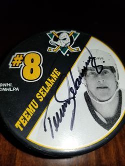 Teemu selanne and Paul Kariya autographed puck