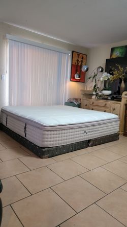 VERY NICE LIKE NEW KING SIZE DREAMCLOUD MATTRESS AND BOXSPRINGS FOR SALE! IN GREAT CONDITION, FREE DELIVERY