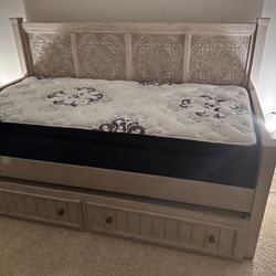 Solid Wood Trundle Bed for Sale – Exquisite Craftsmanship and Practical Design
