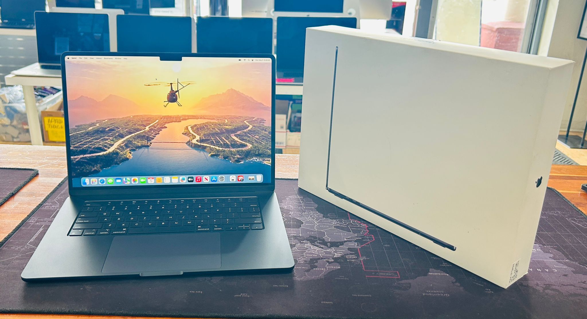 Apple MacBook Air 15” M3 2024 8GB 256GB In box Like