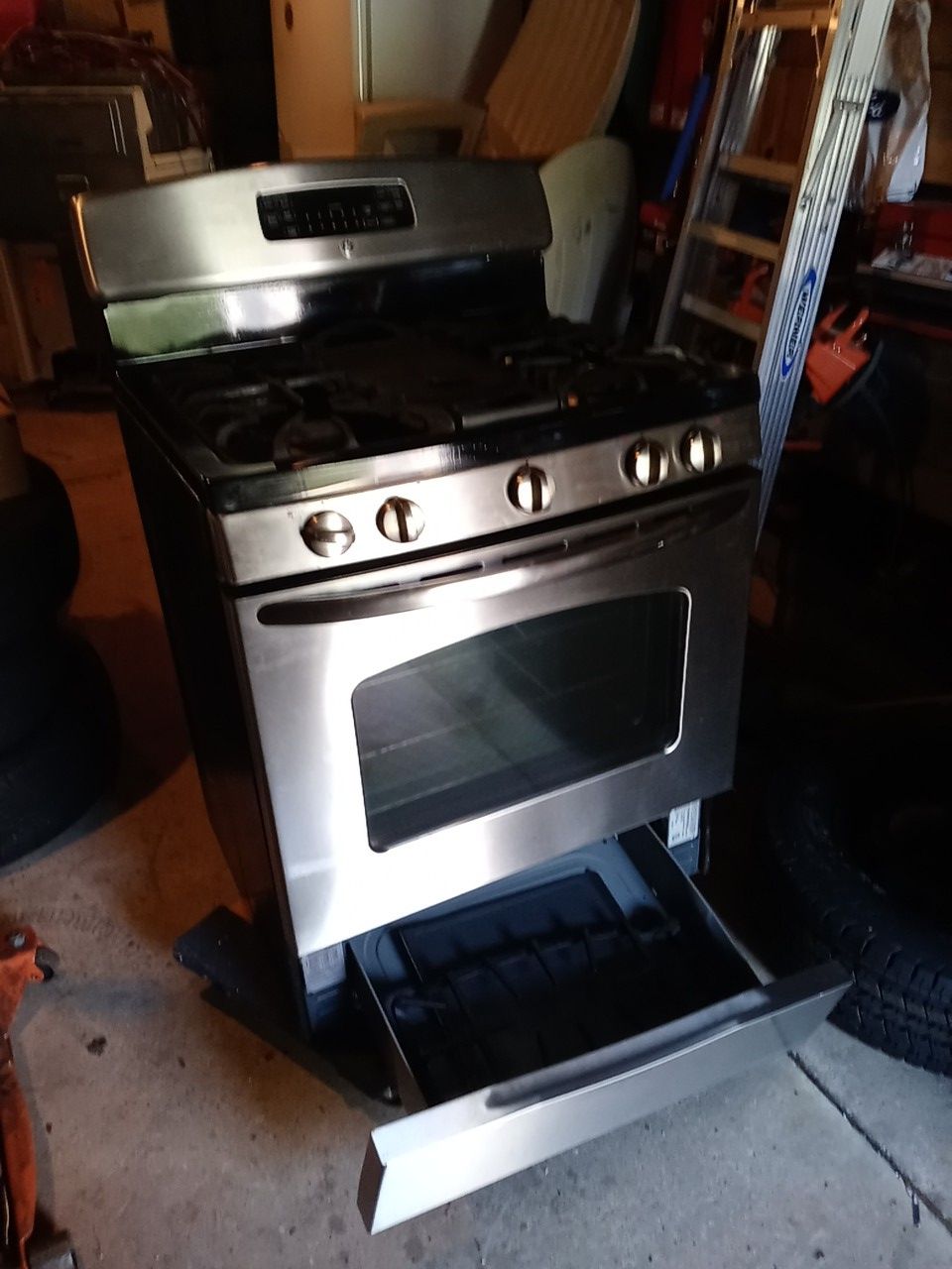 GE gas stove with center griddle. for Sale in Chesapeake, VA OfferUp