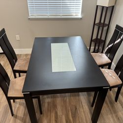Beautiful 5-Piece Extendable Dining Table Set - Great Condition
