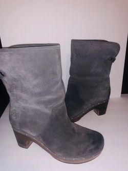 Ugg boots suede size 9 very nice S/N 3204
