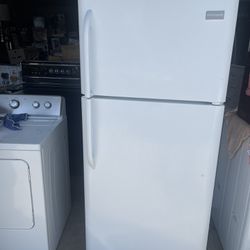Frigidaire White Apartment Size Refrigerator And Top Freezer 