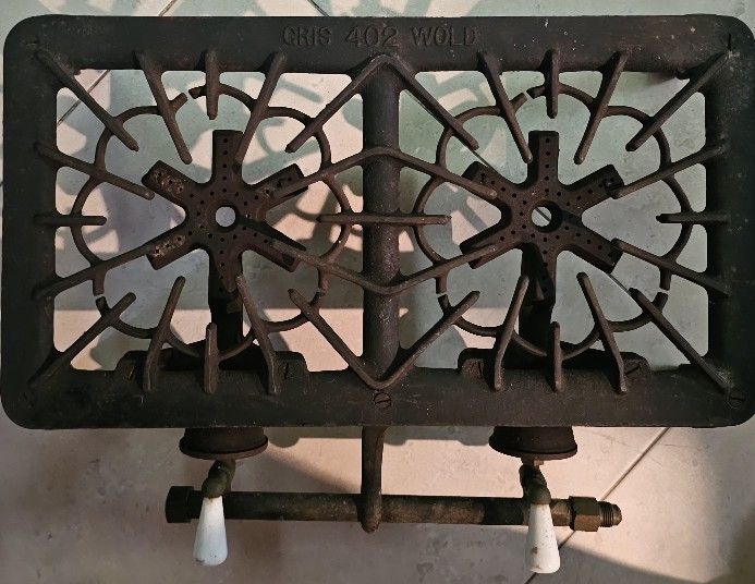 Vintage Griswold No 402 Cast Iron Stove
2 Burner gas stove