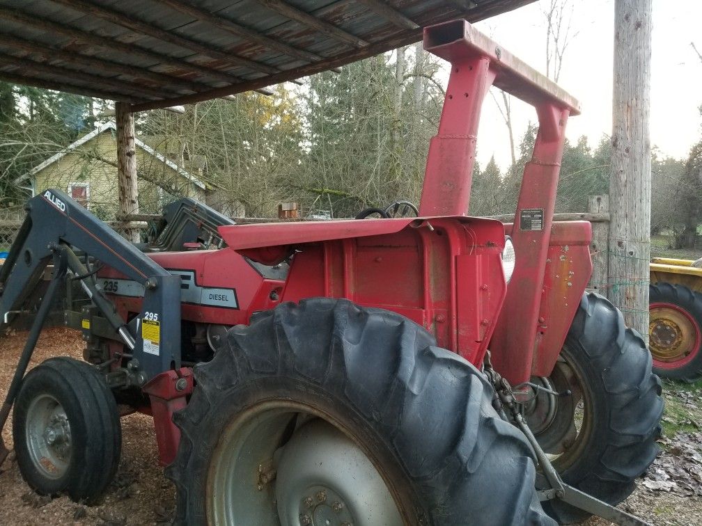 Massey-Ferguson 235 Tractor & Allied 295 loader