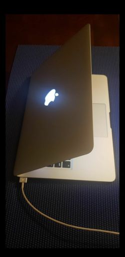 2014 MACBOOK AIR 13-INCH - INTEL I5 - 4 GB - 120 GB FLASH HD - MINT CONDITION - LOW BATTERY CYCLE COUNT