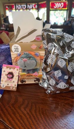 Hot Toys Cosbi Disney Cats & Dogs Bakery Cheshire Cat Plush Keychain Mystery Box