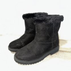 Girls Cozy Black Boots Size 3