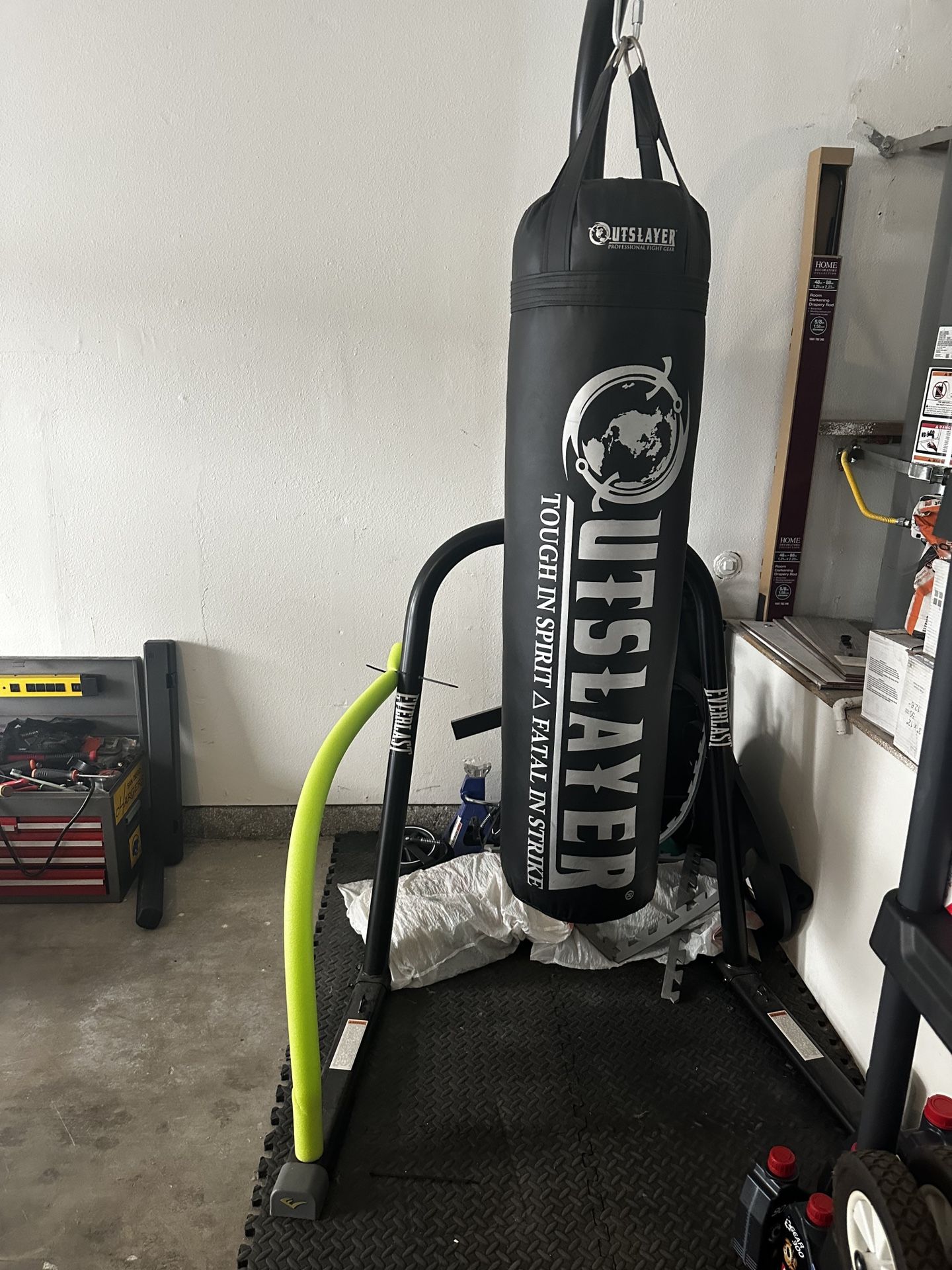 Outslayer Boxing Bag w/ Everlast Stand