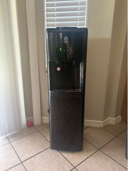Water dispenser and 3 gallons