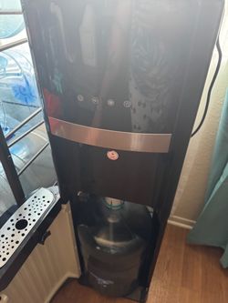 Dispensador de agua  caliente . Fría . Al tiempo
