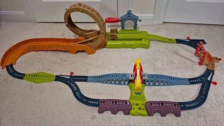 Thomas & Friends Launch & Loop Maintenance Yard Carly the Crane Train Toy