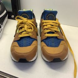 MULTI COLOR NIKE SIZE 8.5