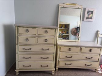 Bedroom furniture set lot