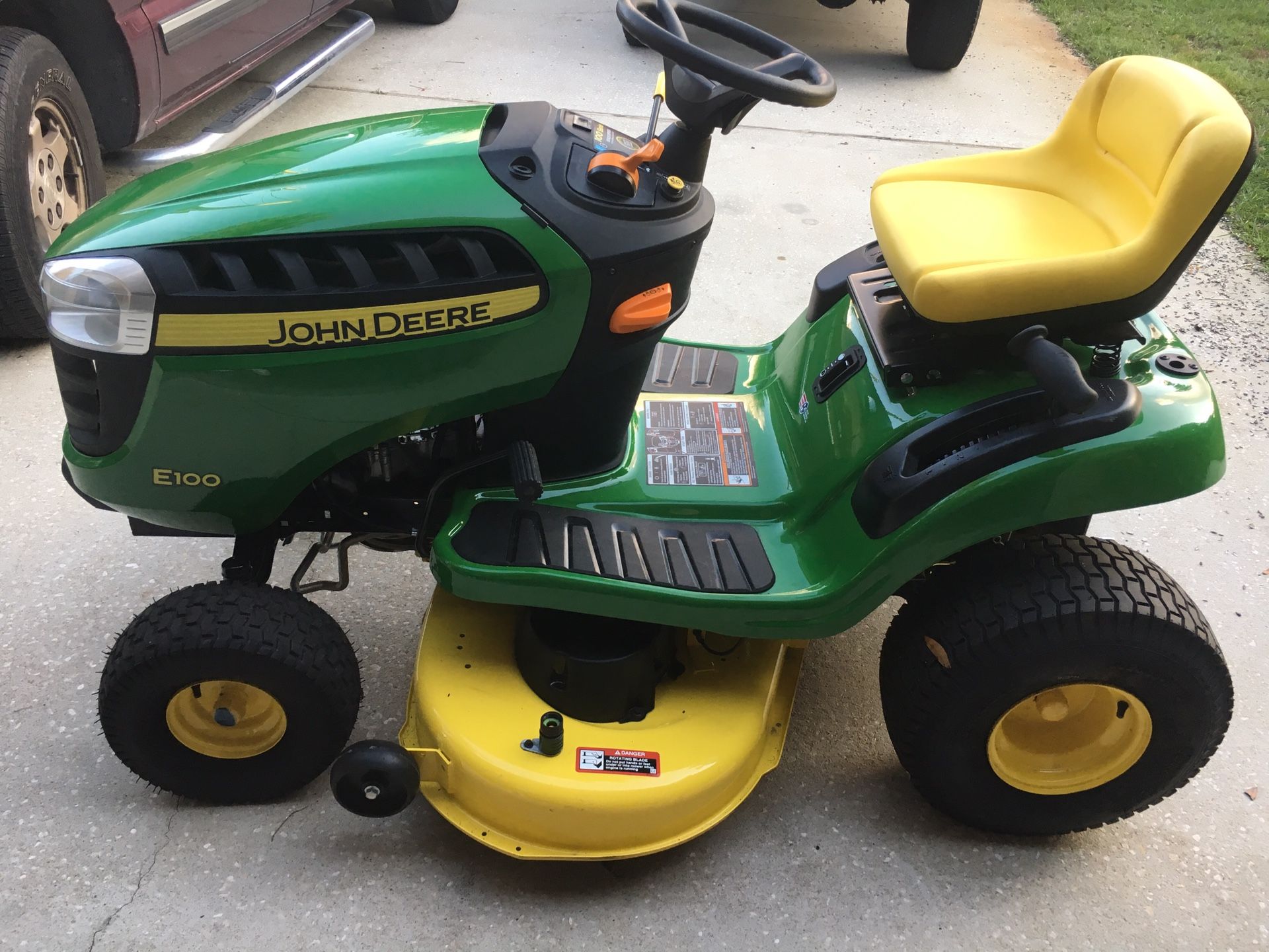 John Deere E100 Riding Lawn Mower