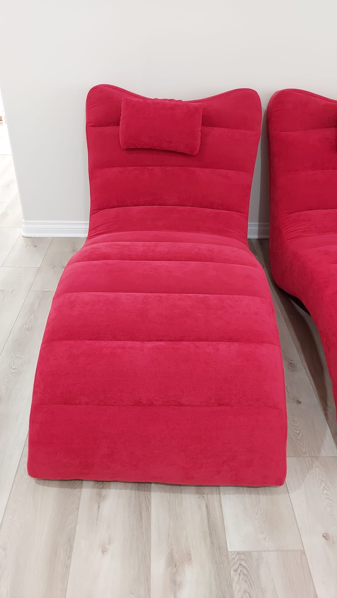 Modern Red Chaise Lounge Chair – Like New!