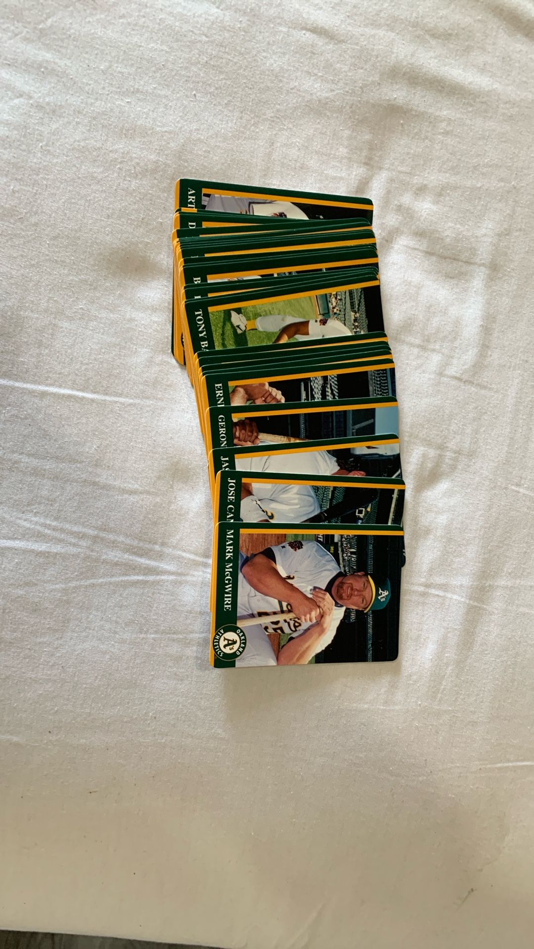 Complete set of the 199 Seven Atlantic, a baseball team, commemorative mother’s baseball cards