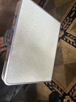 Folding table