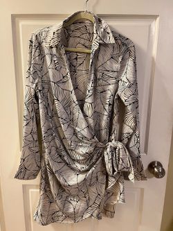 Women black/white leaf print wrap blouse size L