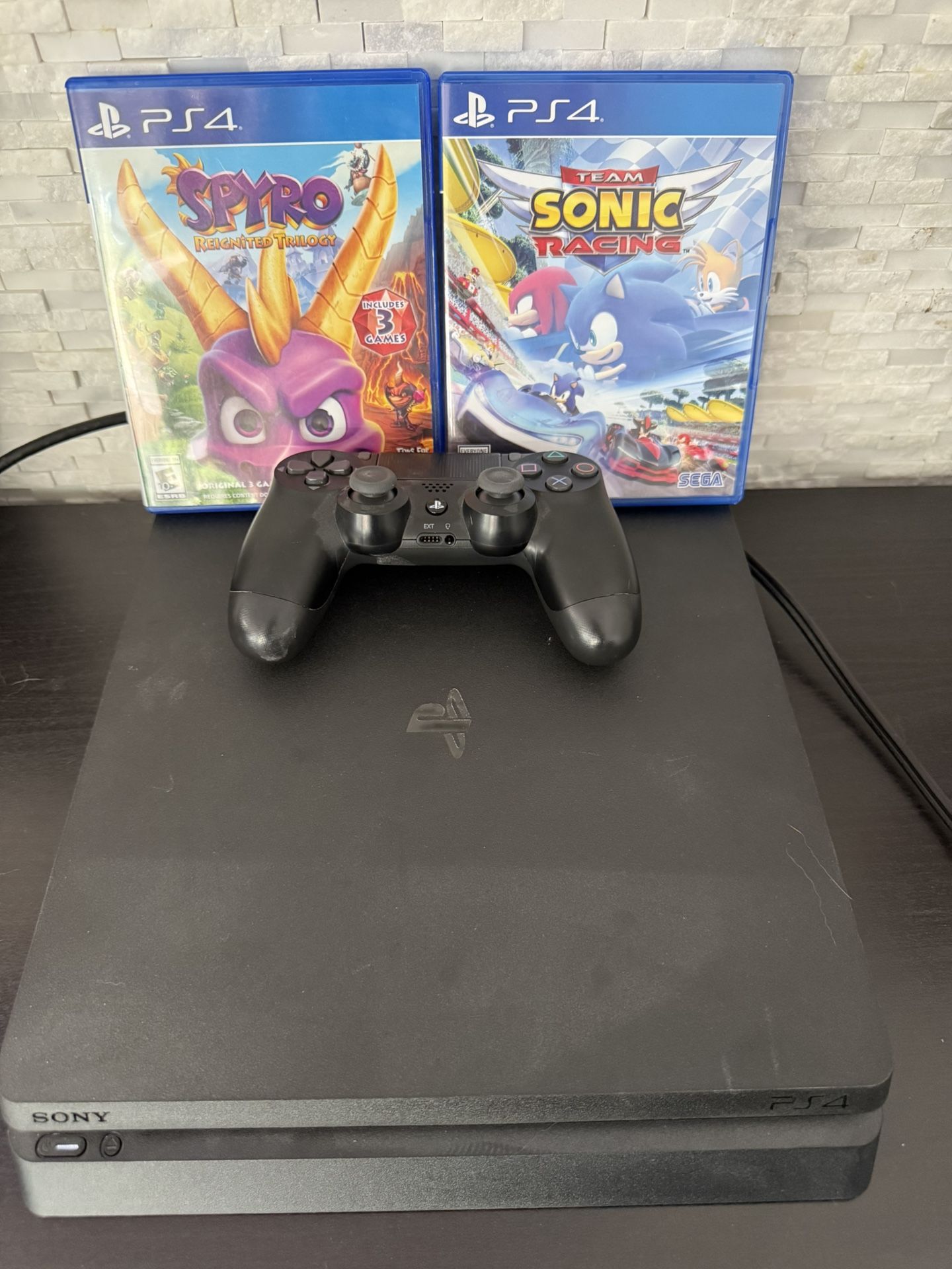 PS4 - 1 Controller - 2 Games 