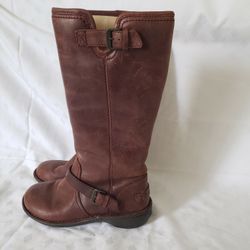 Leather UGG size 5
