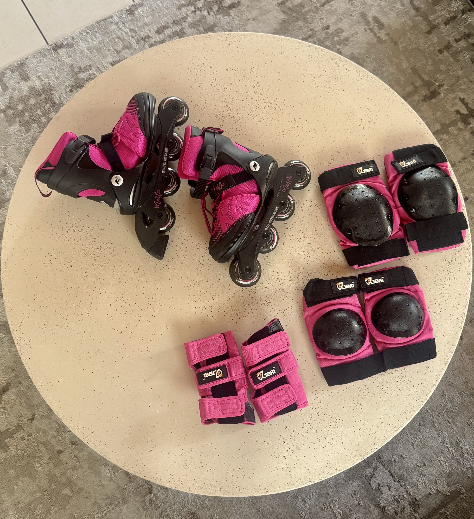 Rollerblades For Women With Knee Pads , Elbow Pads And Wrist Guards