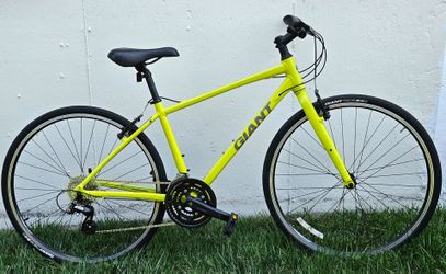 ​⚡️ NEON FLASH! Giant Escape 2 Hybrid / Commuter Bike (Size Small) – Ready to Roll!