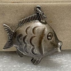 Vintage 925 Sterling Silver 3D Puffy Kissing Angel Fish Pendant ~ 5 gr ~ 31 mm