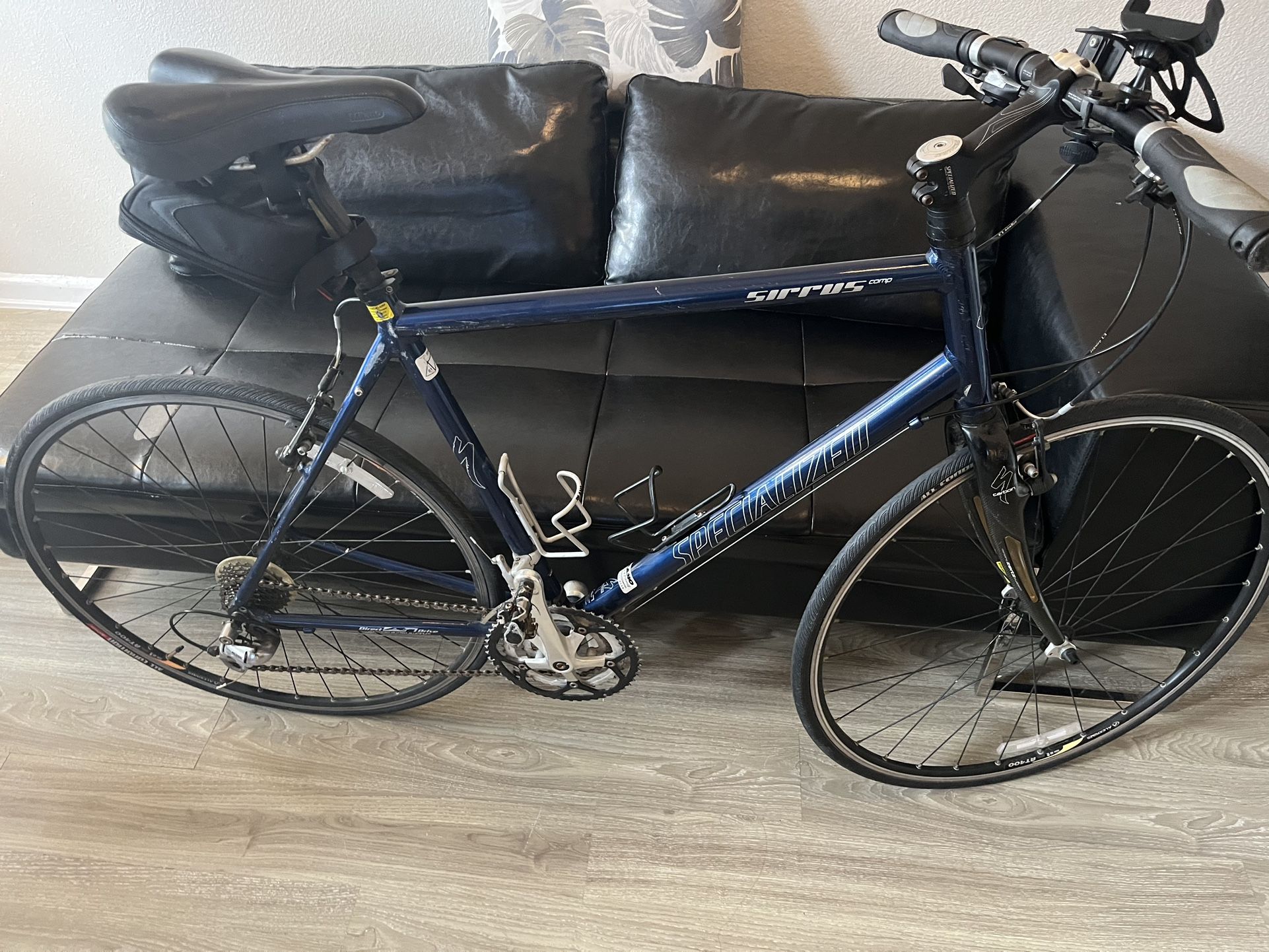 Specialized Sirrus Comp, which is a model of hybrid fitness bike.