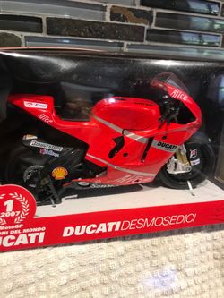 New Ray 2007 #1 Casey stoner Ducati 1:12 scale Die cast new in box