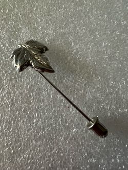 VTG Silver Tone Maple Leaf Lapel/Hat/Hat Pin 1.5”