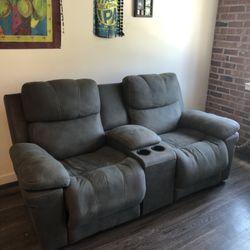 Power Reclining Loveseat With Console & Cup holders 