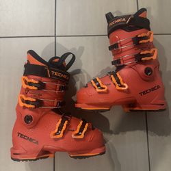 Kids Jr Size 5. 23.5 Tecnica Ski boots 