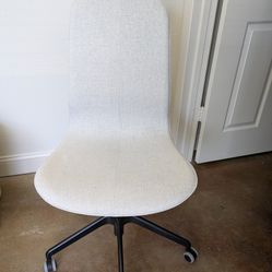 Beautiful Light Gray Office Chair 