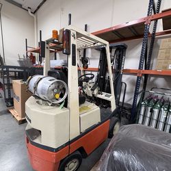 Nissan Propane Forklift w/ Clamp – 3 Stage Mast – Warehouse Forklift