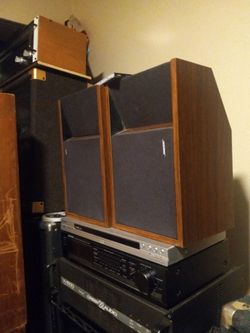 Excellent pair of bose 201 sound great 50 bucks