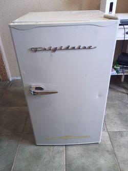 Frigidaire mini retro refrigerator